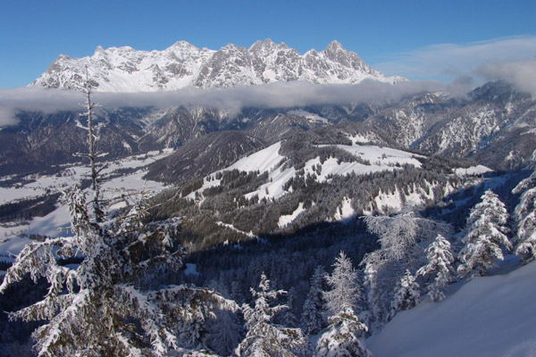 Berge mit Wolkenschleier